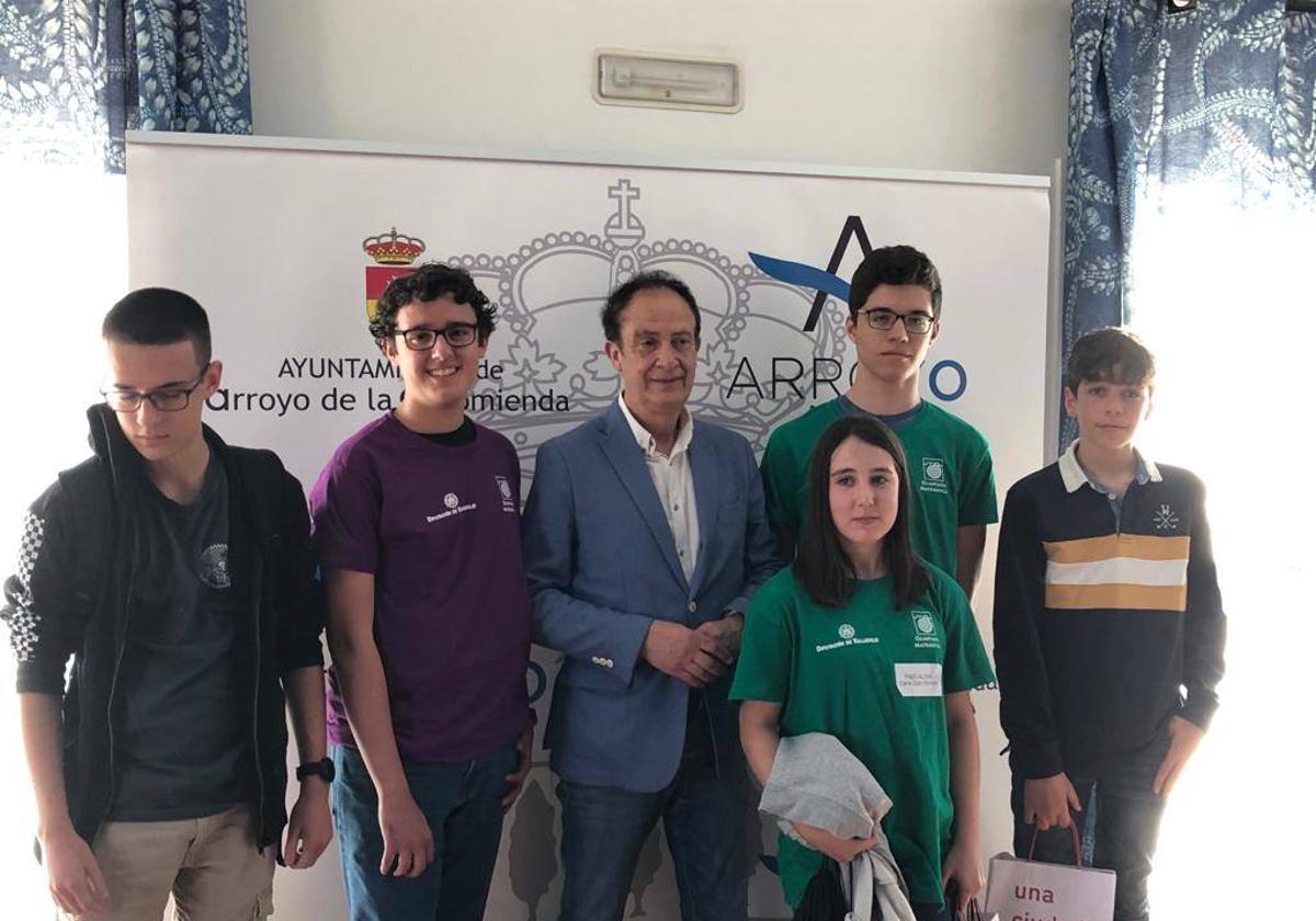 El concejal de Eduación de Arroyo, Vicente Centenero Merino, con los ganadores de la Olimpiada Matemática