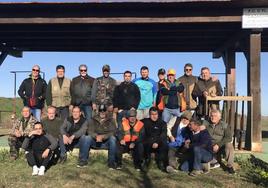 Participantes en la tirada al plato en honor a San Juan