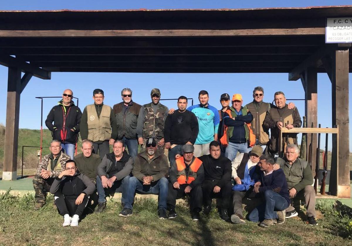 Participantes en la tirada al plato en honor a San Juan