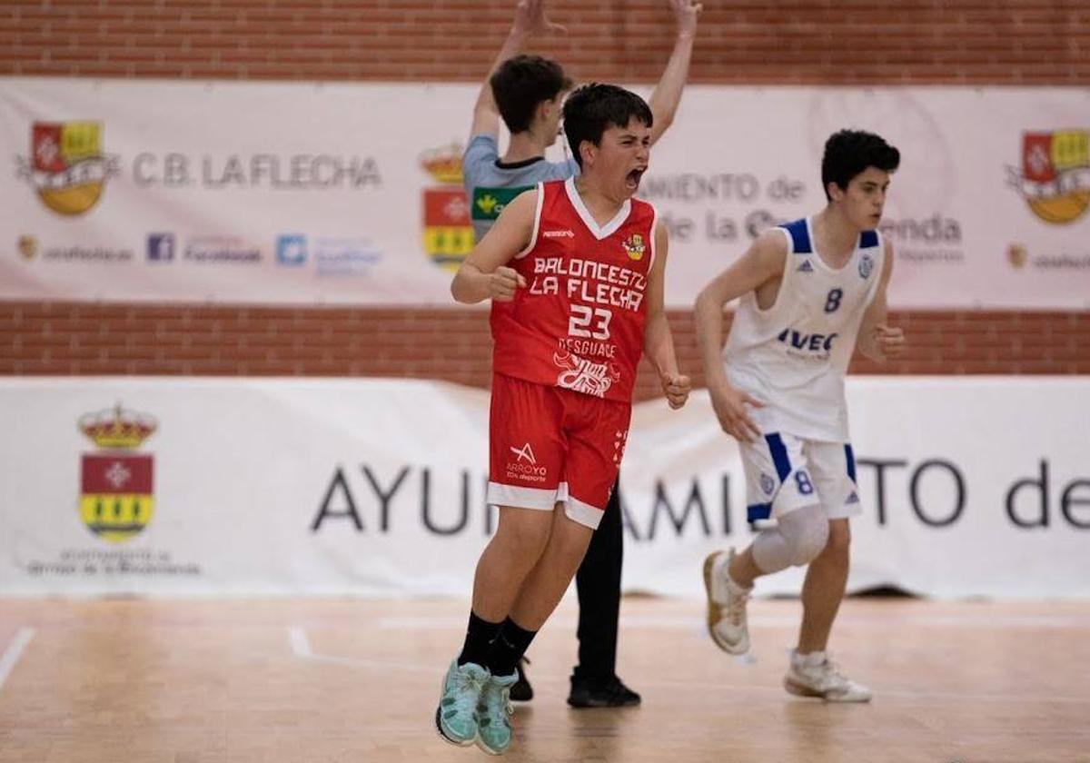 Un jugador del CB La Flecha celebra una jugada