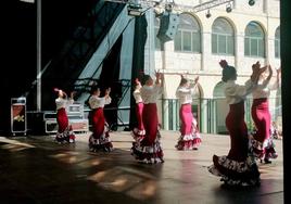 Alumnas de la Escuela Municipal de Danza de Arroyo durante una actuación