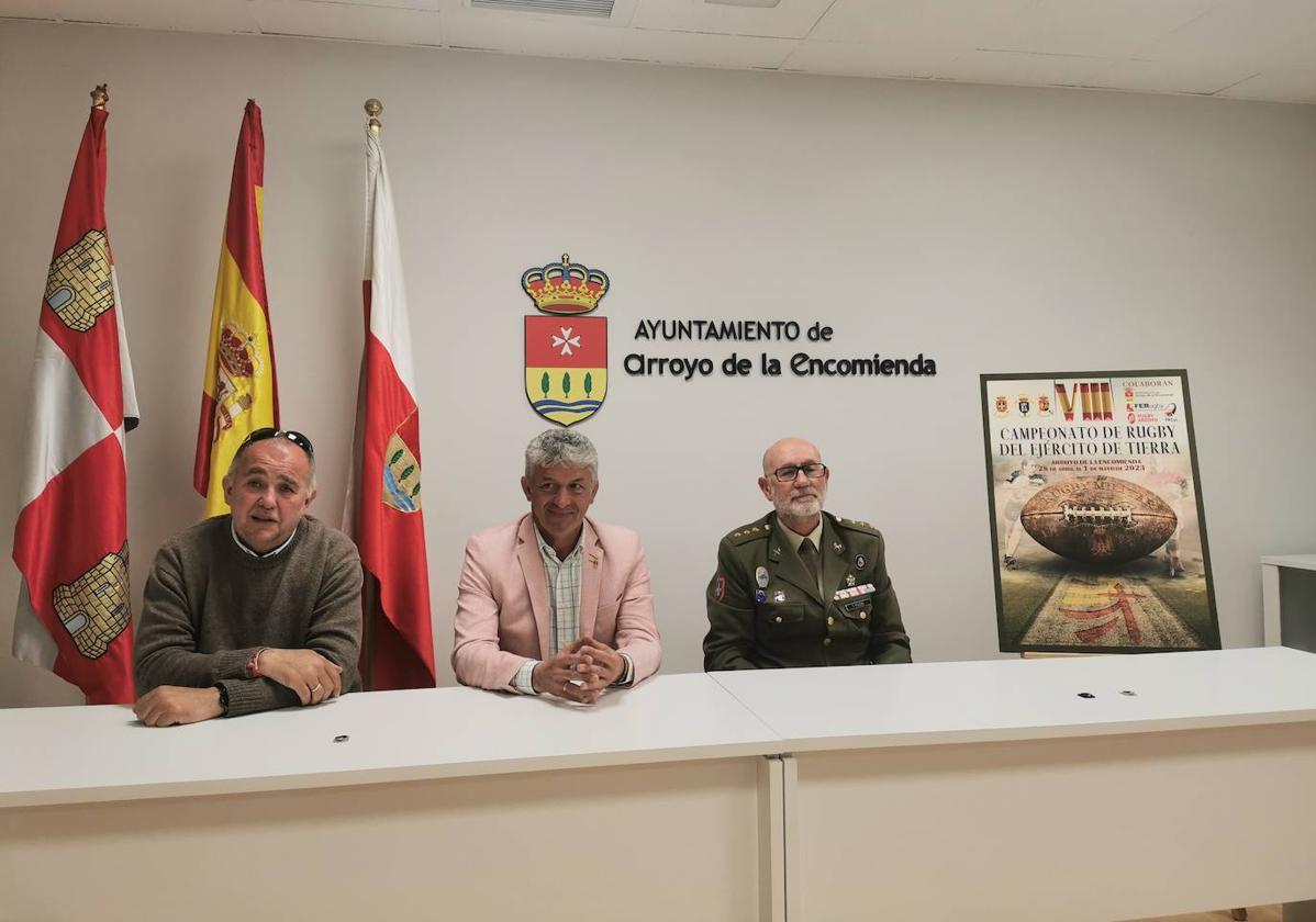 Jesús David Rodríguez, presidente del Club Rugby Arroyo, Sarbelio Fernández, alcalde de Arroyo, y el Coronel Arturo Sánchez Risueño durante la presentación
