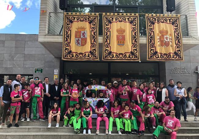 Los pregoneros, junto con la corporación, en el Centro Cultural y Etnográfico