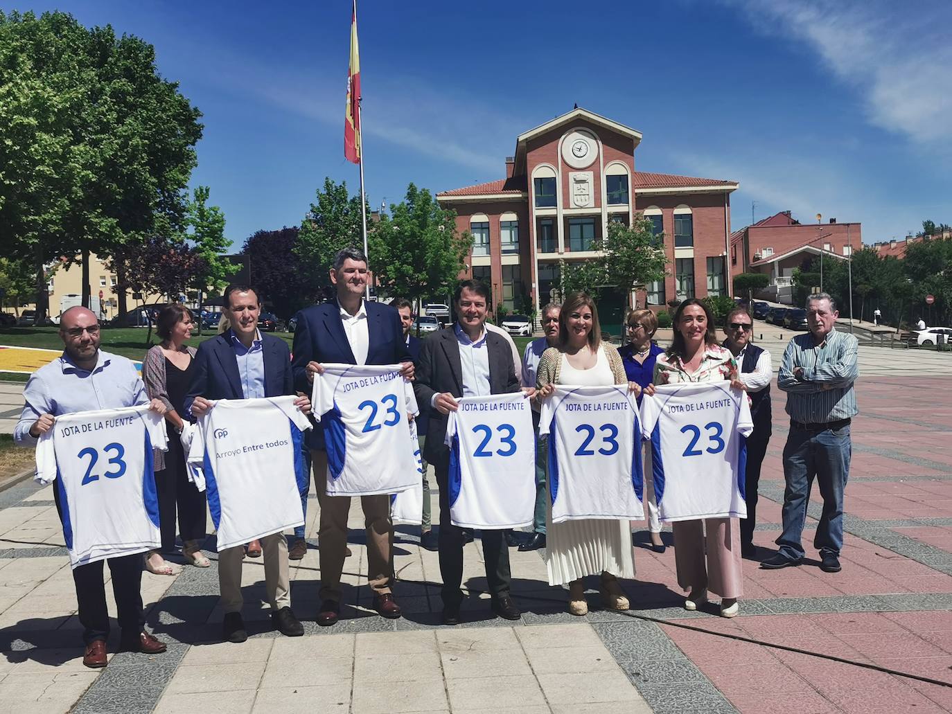 Jota de la Fuente durante la presentación de su candidatura entre Íscar y Mañueco