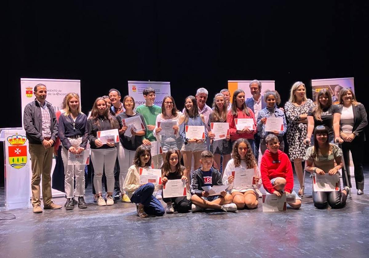 Niños ganadores del concurso de emprendimiento