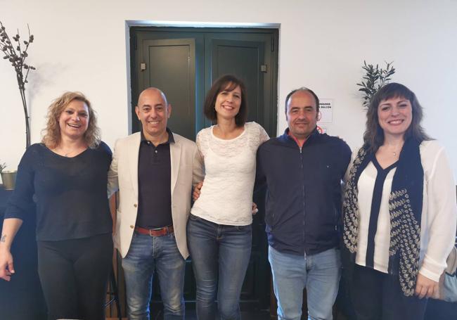 Rafael Velasco rodeado de compañeros de su lista electoral