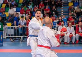 El karateca arroyano Adrián Lueje durante un combate del campeonato en Baeza