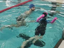 Los alumnos del Apoyo CLAS del Kantic@ reciben clases de natación inclusiva