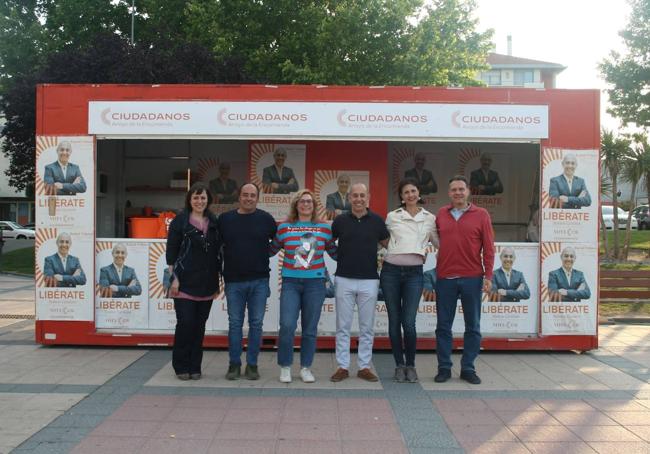 Rafael Velasco, frente a la caseta de Ciudadanos, con los miembros de su equipo