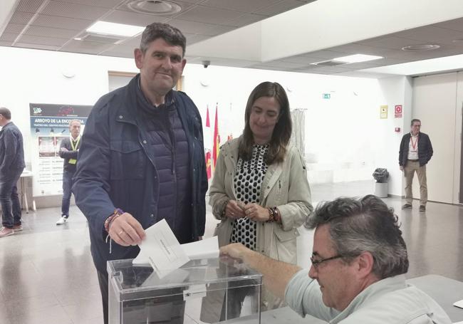 El candidato del PP deposita su papeleta en la urna acompañado de su mujer Pilar
