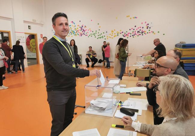 Antonio Olmo, de Vecinos por Arroyo votaba en el IESO Arroyo