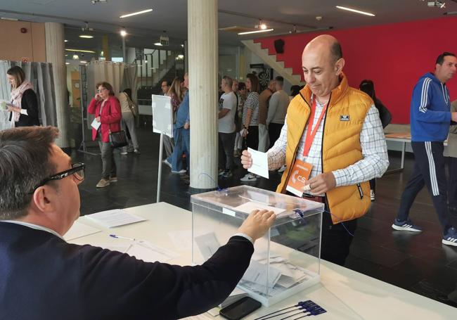Rafa Velasco votó en la Casa de Cultura de Arroyo