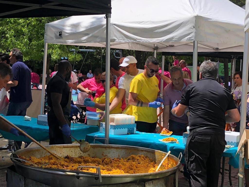 La paella y los juegos tradicionales unen a los vecinos el lunes festivo