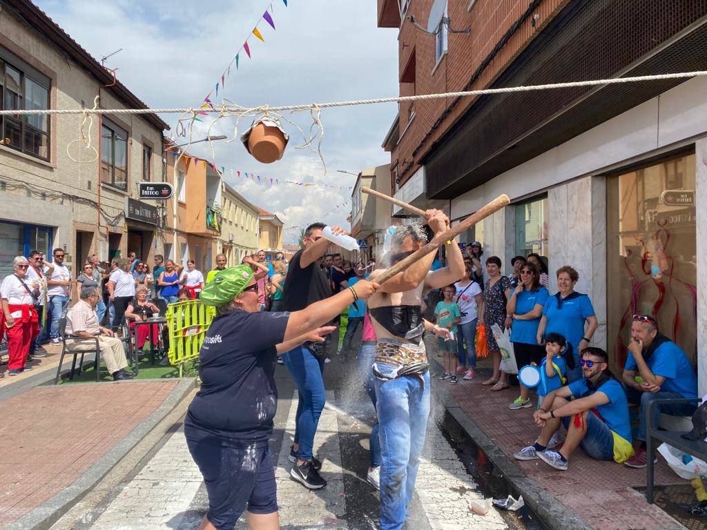 La paella y los juegos tradicionales unen a los vecinos el lunes festivo