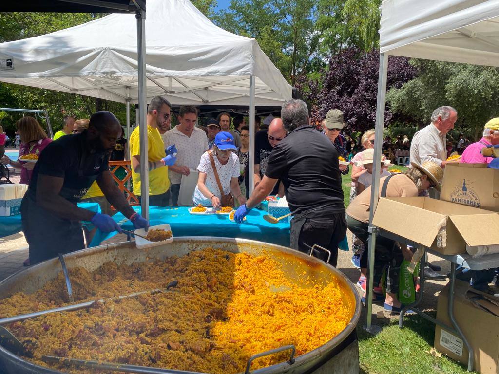 La paella y los juegos tradicionales unen a los vecinos el lunes festivo