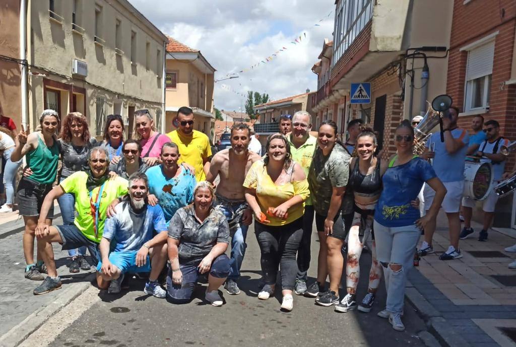 La paella y los juegos tradicionales unen a los vecinos el lunes festivo