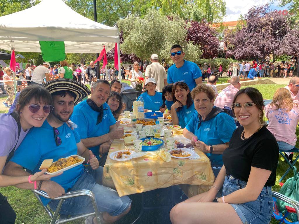 La paella y los juegos tradicionales unen a los vecinos el lunes festivo