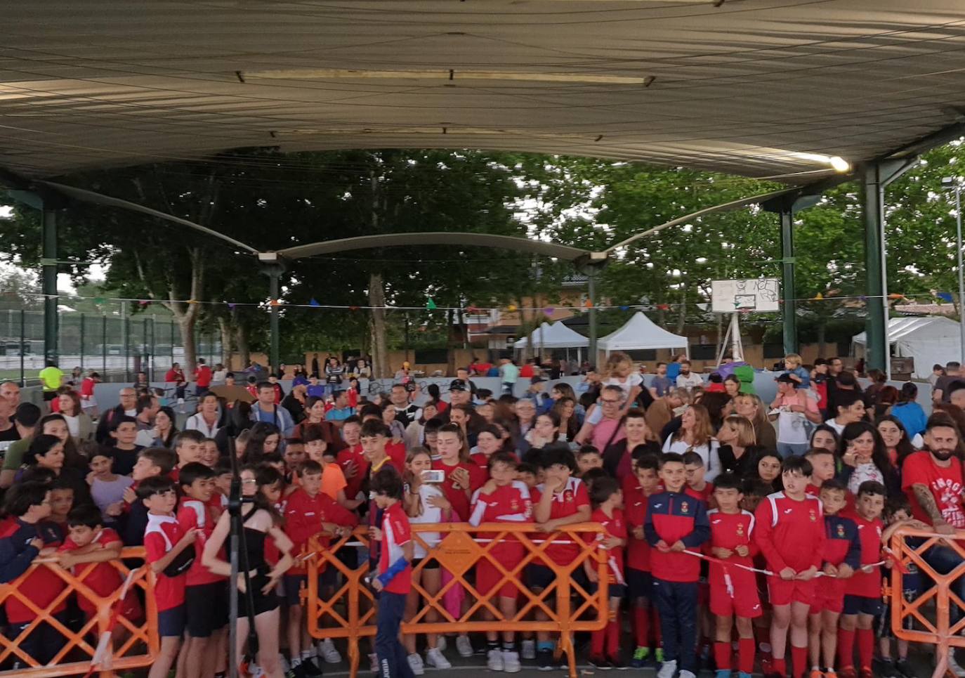Jugadores, equipo técnico y familias del CD Unión Arroyo