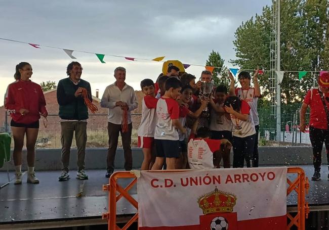 Un equipo del Unión Arroyo celebrando el triunfo ante el alcalde Sarbelio Fernández