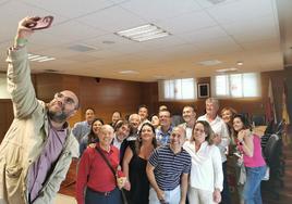 Los miembros de la corporación de arroyo se hacen un selfie de despedida