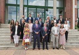 La nueva corporación de Arroyo, frente a la casa consistorial