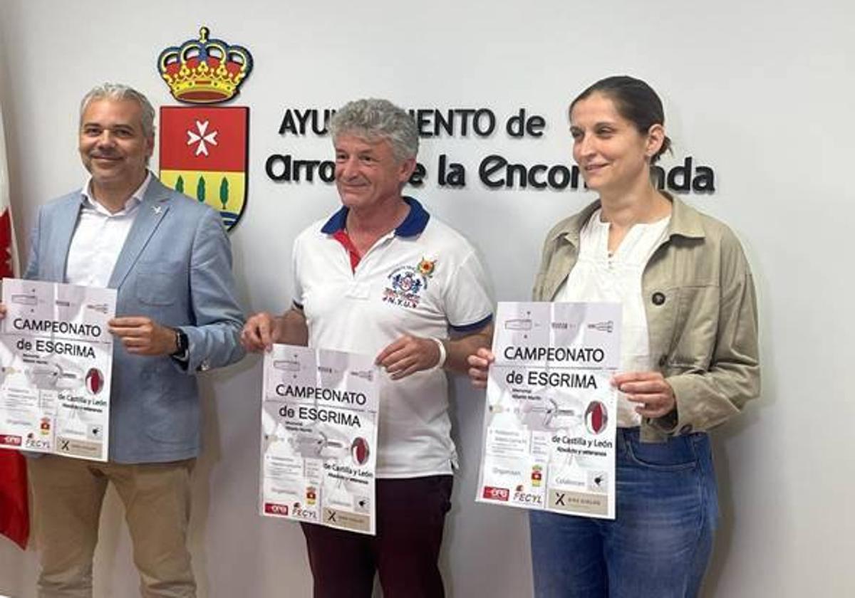 El Presidente de la Federación de Esgrima de CyL, Daniel Bravo, el alcalde de Arroyo, Sarbelio Fernández y la Presidenta del Club Esgrima Arroyo, Dóra Kiskapusi, presentaron el campeonato