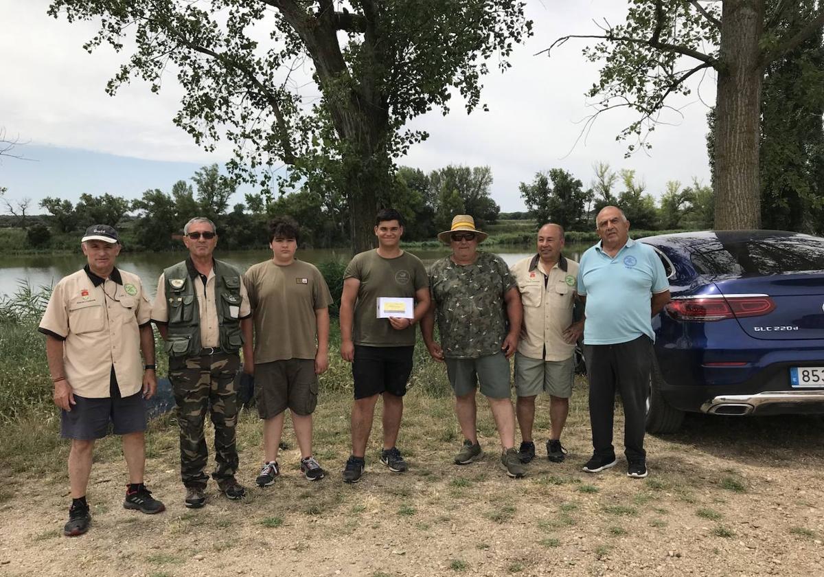Pescadores del Club Arrofle de Arroyo de la Encomienda. En el centro, el ganador