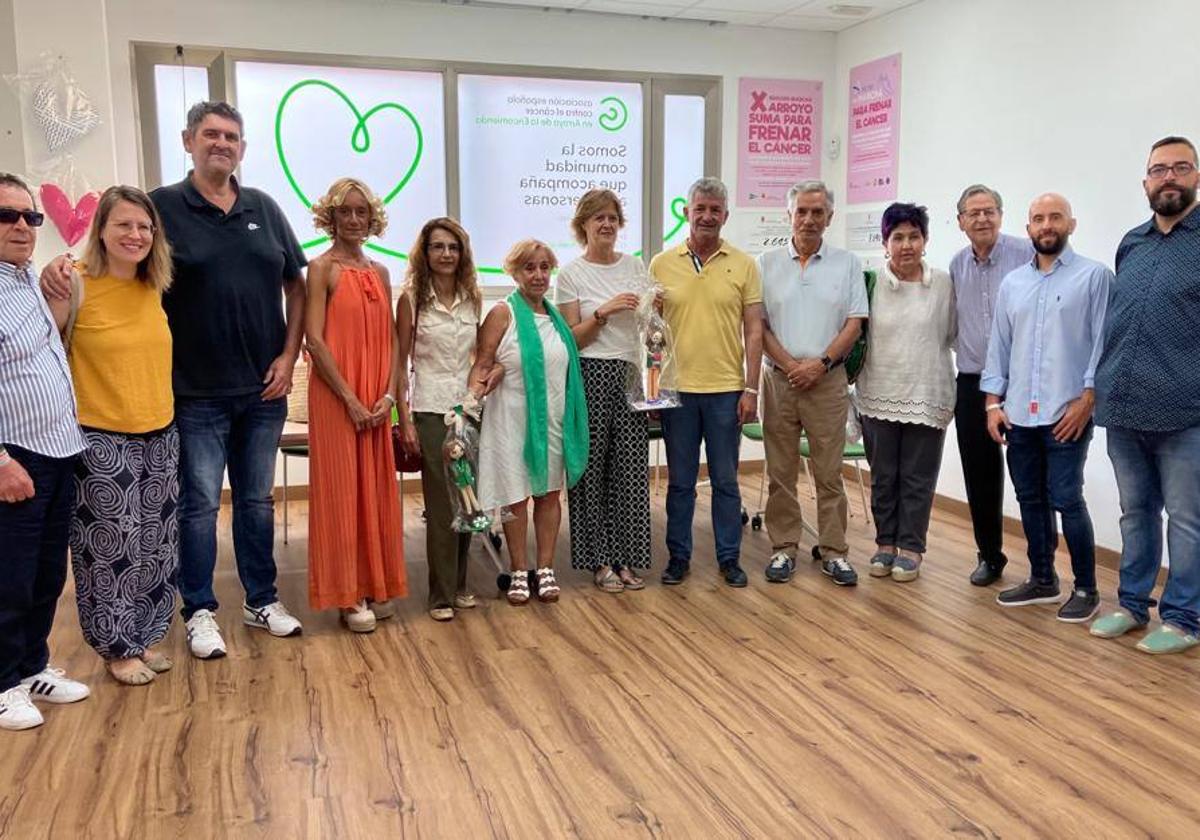 El alcalde de Arroyo, Sarbelio Fernández y Artemio Domínguez, presidente de la AECC de Valladolid rodeados por representantes de todos los grupos municipales y miembros de la asocaición