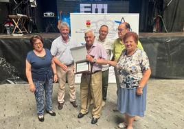 Los abuelos homenajeados reciben su placa de manos del acalde de Arroyo