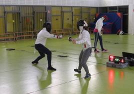 Dos tiradoras del Club Esgrima Arroyo