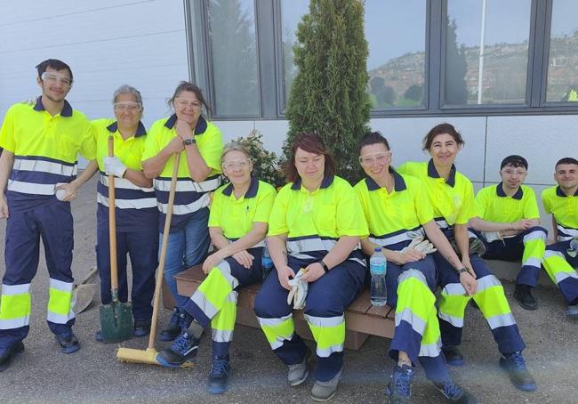 Los alumnos participantes durante sus prácticas en los espacios verdes municipales