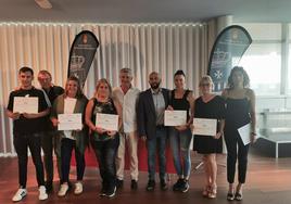 Los alumnos con sus certificados acompañados del alcalde, Sarbelio Fernández, y del concejal de Economía, José Luis Nicolás y de Alberto Criado, uno de los dos profesores del curso
