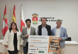 Ana Sánchez, Nacho de la Viuda, Alfonso Galicia y Sarbelio FErnández, con el cheque por valor de 11.753 euros