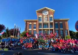 Foto de familia de los peñistas arroyanos frente a la casa consistorial