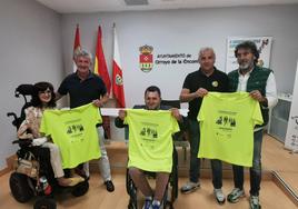 La Delegada de Aspaym en Valladolid, Mar Matías, e alcalde de Arroyo, Sarbelio Fernández, el director ejecutivo de la asociación, Francisco Sardón, el presidente de la asociación La Senda de Arroyo y el concejal de deportes, Juan Manuel Sánchez, posando con la camiseta oficial de la carrera