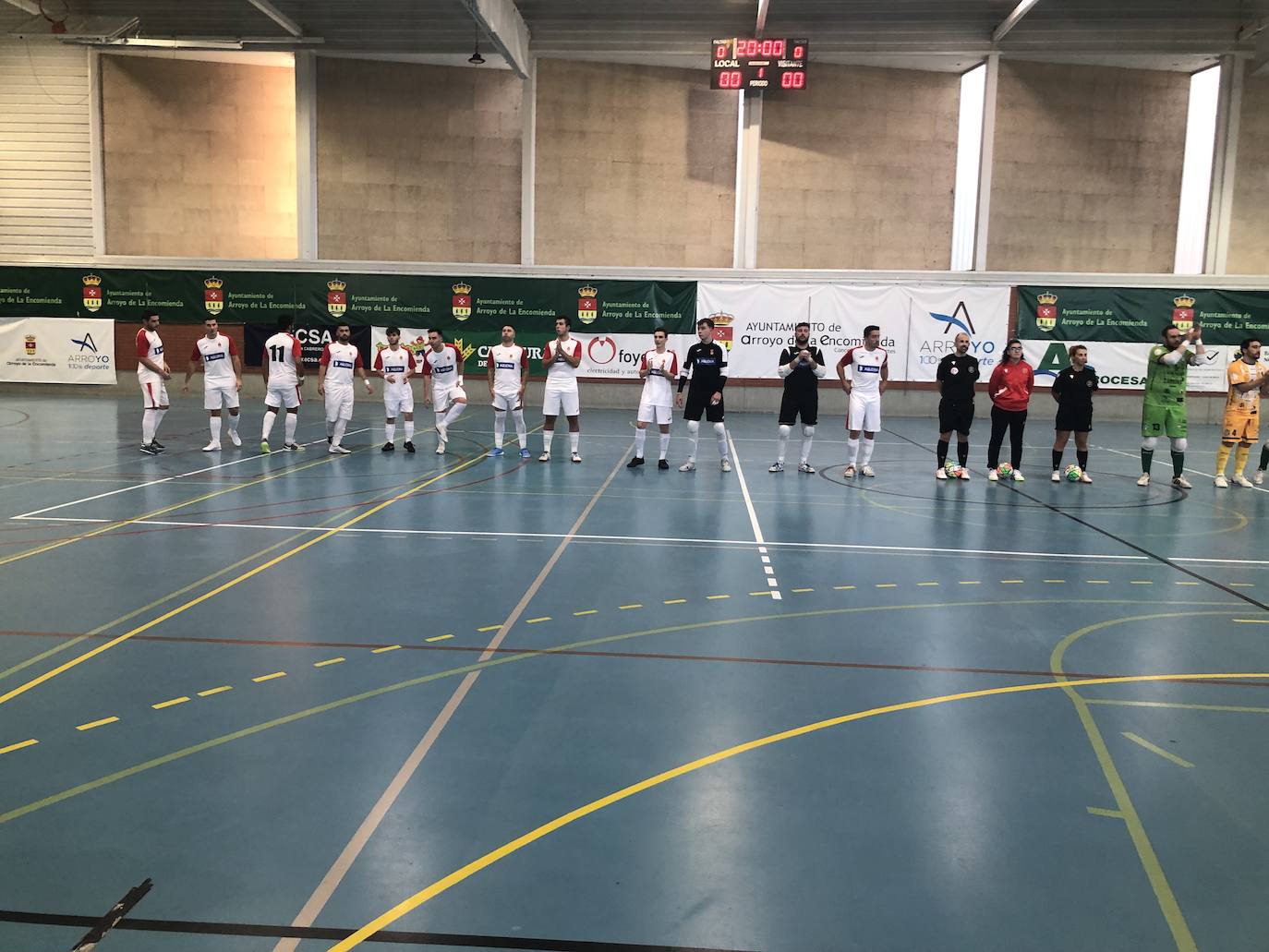 Jugadores del Unión Arroyo en la pista del Polideportivo Antonio Garnacho