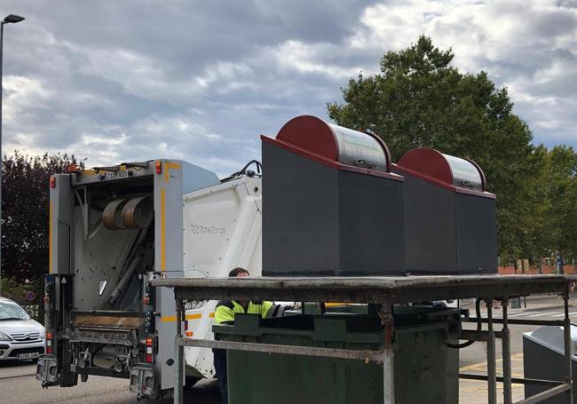 Recogida de residuos en los contenedores de Arroyo