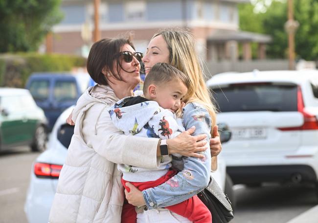 Eva Herrero abraza a Romeo y a su madre, Rosi Valerieva