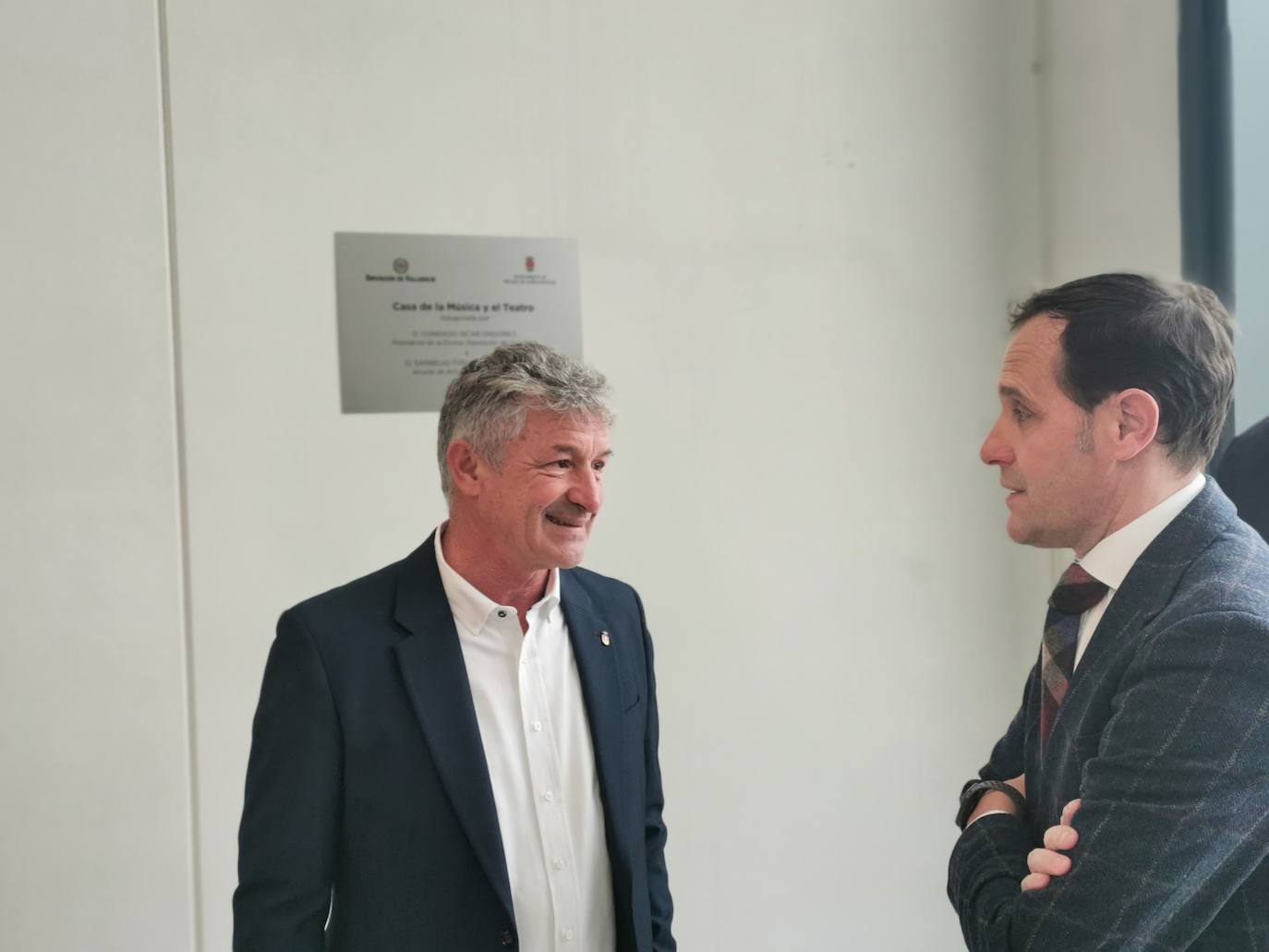 El alcalde Sarbelio Fernández, conversa con el presidente Conrado Íscar
