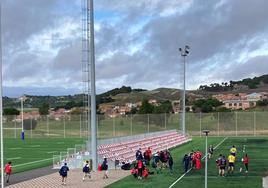 Los jugadores se encuentran concentrados en los campos arroyanos