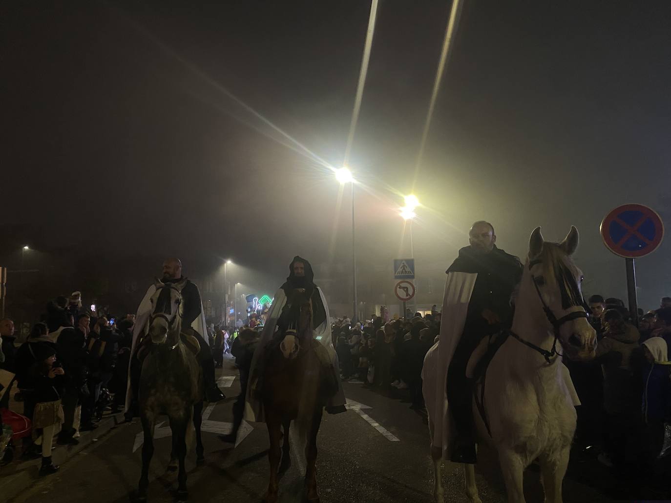Melchor, Gaspar y Baltasar a su paso por Arroyo de la Encomienda en una gran Cabalgata 