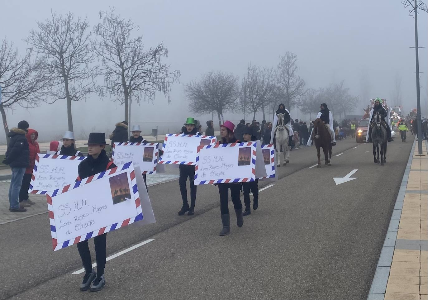 Melchor, Gaspar y Baltasar a su paso por Arroyo de la Encomienda en una gran Cabalgata 