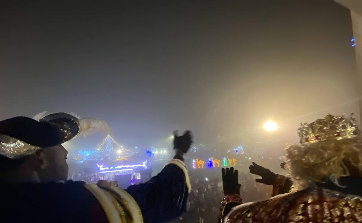 Los Reyes Magos saludan desde el balcón del Ayuntamiento de Arroyo 