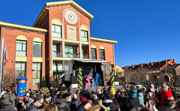 Campanadas infantiles frente al Ayuntamiento de Arroyo 