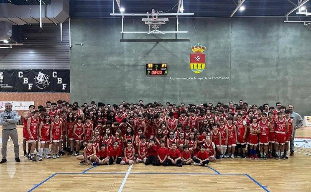 Jugadores de los 21 equipos que conforman el Club de Baloncesto La Flecha 