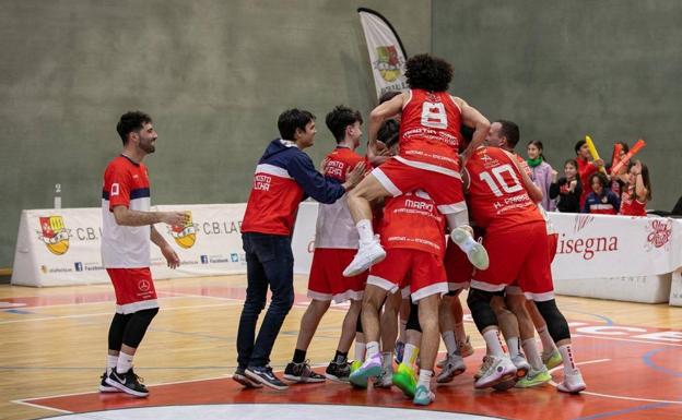 Los jugadores del CB La Flecha celebran su victoria ante el Santo Domingo de Betanzos 