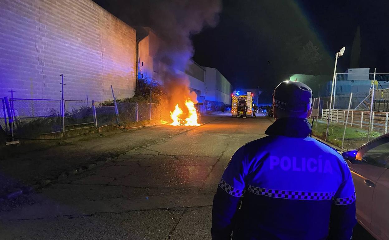 Vehículo ardiendo en el parking de Padel10z