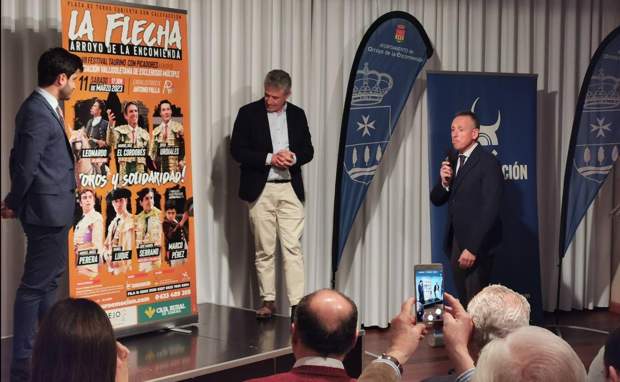 Nacho de la Viud, Sarbelio Fernández y Juan García tejedor, descubren el cartel taurino