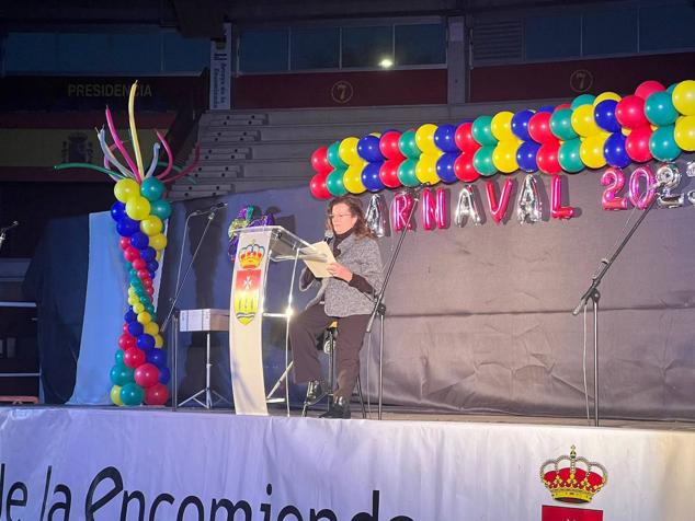 El alcalde, Sarbelio Fernández y la concejal Ana Sánchez con una de las chirigotas ganadoras del concurso 