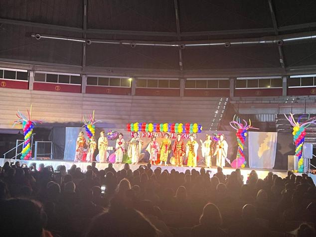 El alcalde, Sarbelio Fernández y la concejal Ana Sánchez con una de las chirigotas ganadoras del concurso 